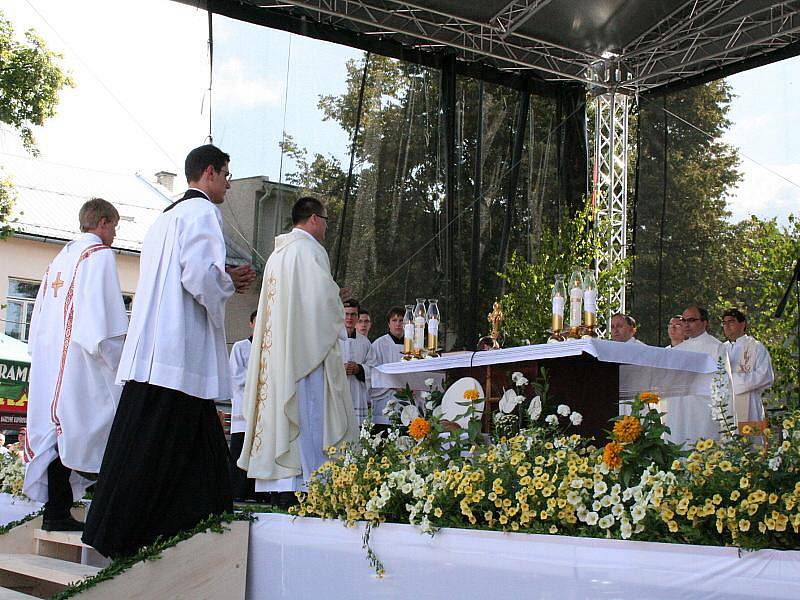 První bohoslužba novokněze Pavla Šupola na náměstí v rodných Valšských kloboukách