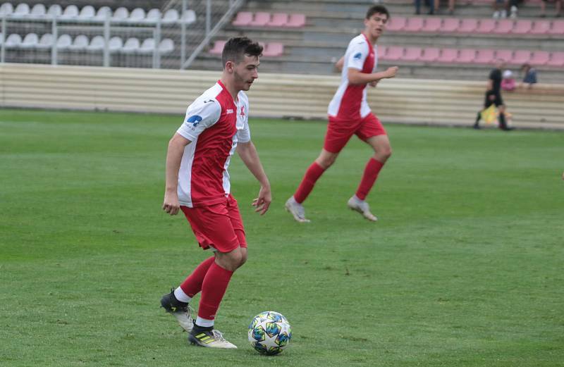 Fotbalisté Kroměříže (červenobílé dresy) v dalším přípravném utkání podlehli posílenému béčku Zlína 1:2