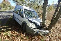 Jednoho zraněného si vyžádala čtvrteční nehoda, při níž osobní auto v Tečovicích na Zlínsku skončilo ve stromě.