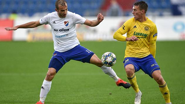 Utkání 12. kola první fotbalové ligy: Baník Ostrava - Fastav Zlín, 5. října 2019 v Ostravě. Na snímku (zleva) Nemanja Kuzmanovič a Zdeněk Folprecht.