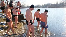Ani mrazy neodradily desítku otužilců, aby si v neděli 25. února 2018 nešli zaplavat na Štěrkoviště v Otrokovicích. Voda měla pouhé dva stupně.