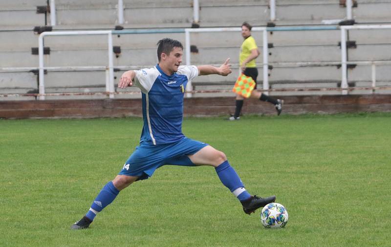 Slušovičtí fotbalisté (modré dresy) doma porazili Velké Karlovice 1:0.