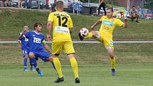 Fotbalisté Slavičína (v modrých dresech) zvítězili ve 2. kole divize E na hřišti konkurenčního Strání 2:0