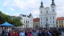 MESITu k narozeninám přáli ministryně obrany, Hradišťan i Kumpáni