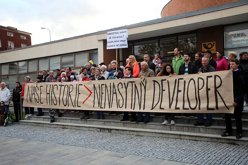 Demonstrace proti bourání hostince Horního v Malenovicích.