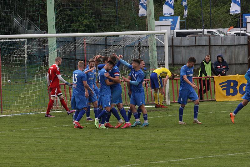 Sobotní třetiligové derby mezi Viktorií Otrokovice (modré dresy) a béčkem Fastavu Zlín skončilo výhrou domácího celku 2:0.