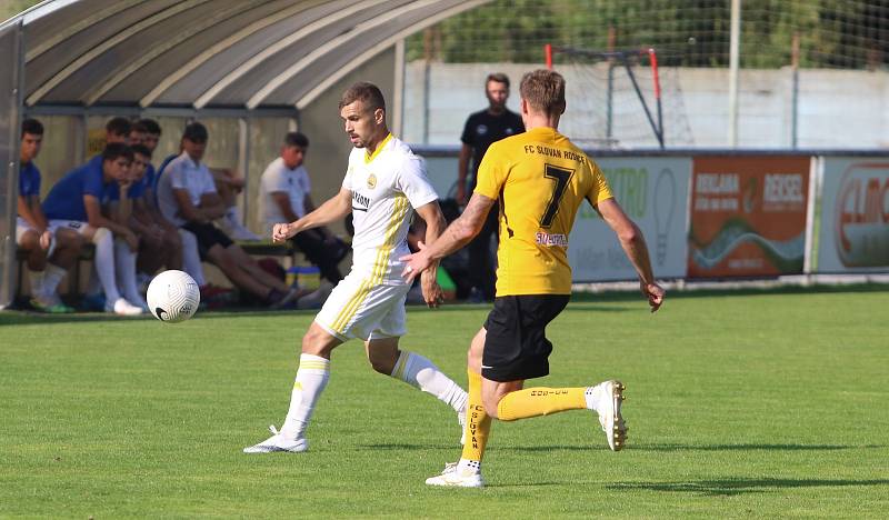 Fotbalisté Zlína B (bílé dresy) v 6. kole MSFL prohráli v Rosicích 1:2.