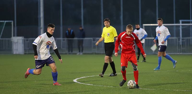 Fotbalisté Veselé (červené dresy) v posledním přípravném zápase přehráli na zlínské Vršavě Malenovice 9:3.