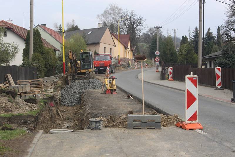 Semafory, stavební stroje, frézy, bagr, dělníci i omezující dopravní značky. Tak vypadá ulice Chrastěšovská ve Vizovicích. Je zde prováděna rozsáhlá rekonstrukce vozovky