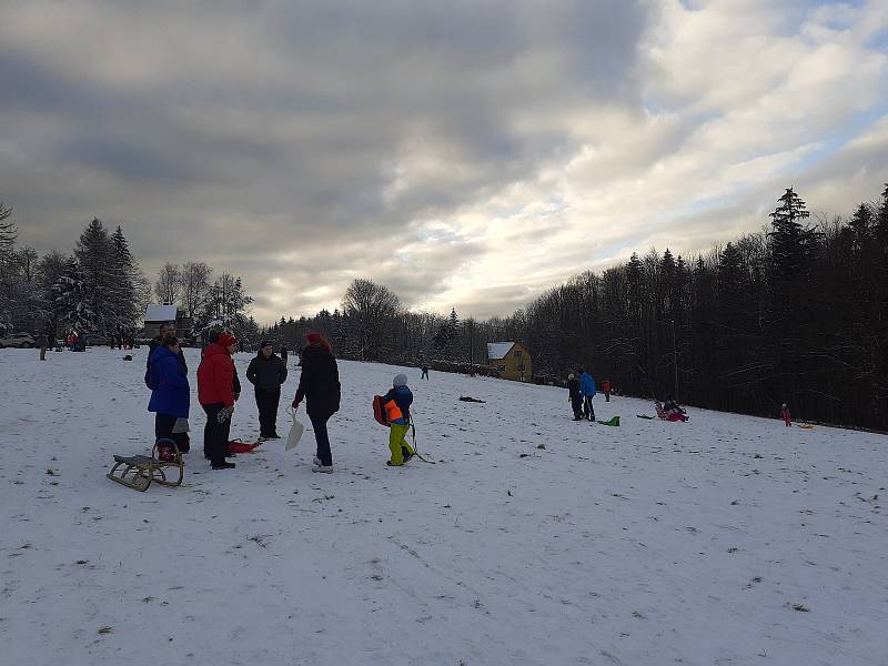 Skiareály ve Zlínském kraji praskaly o víkendu ve švech. Přesto si lidé zimní radovánky užili. Troják na Kroměřížsku.