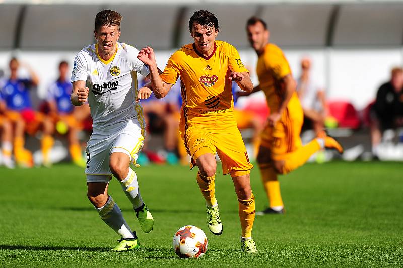 Fotbalisté Zlína (v bílém) prohráli na hřišti Dukly 0:1.