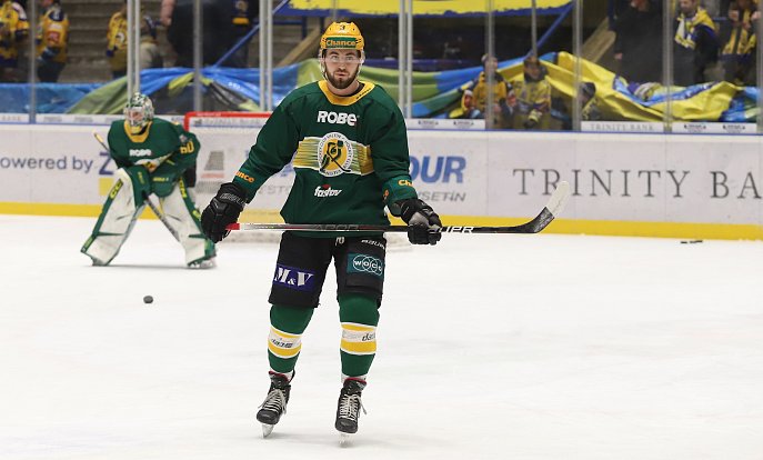 Třetí hokejové derby sezony patřilo Vsetínu. Michal Hryciow.