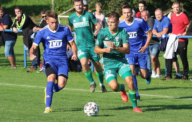 Fotbalisté Slavičína (v modrém) ve 2. kole MOL Cupu ve středu odpoledne před svými fanoušky podlehli prvoligové Karviné 1:5. Foto: Deník/Jan Zahnaš