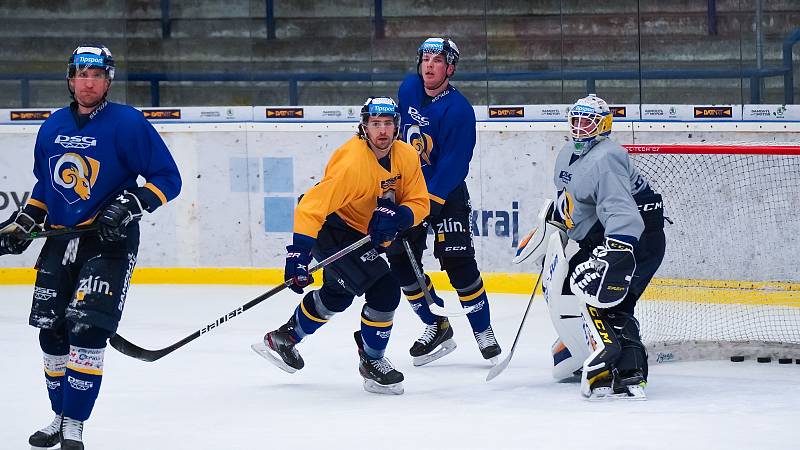 Do kádru extraligových hokejistů Zlína přichází Kanaďan Alexandre Mallet, zatímco do kabiny brněnské Komety se výměnou vydává Adam Zbořil.