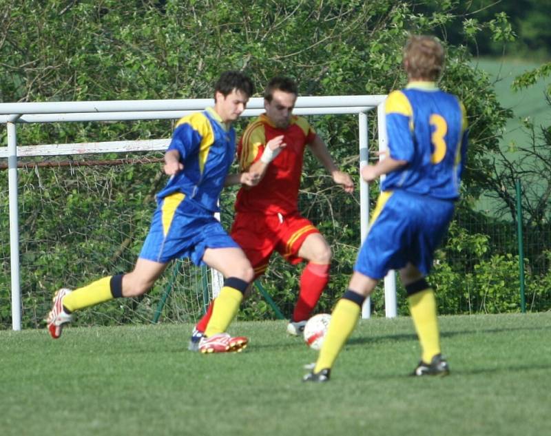 Okresní přebor: Jaroslavice (v červeném) - Ludkovice 2:2 (2:0)