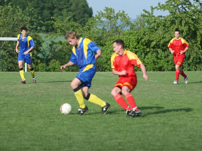 Okresní přebor: Jaroslavice (v červeném) - Ludkovice 2:2 (2:0)