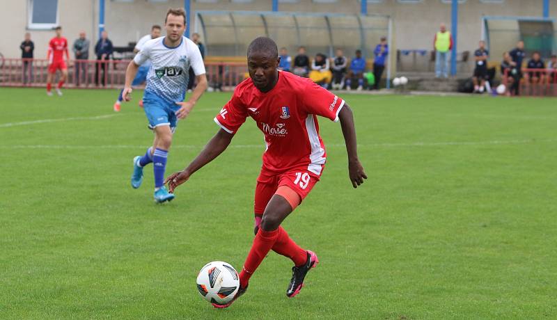 Fotbalisté Otrokovic (modrobílé dresy) proti Blansku prohráli 2:4.