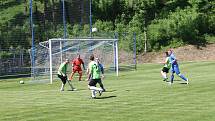 Fotbalisté Jasenné (modré dresy) smetli mužstvo Slopné 5:0.