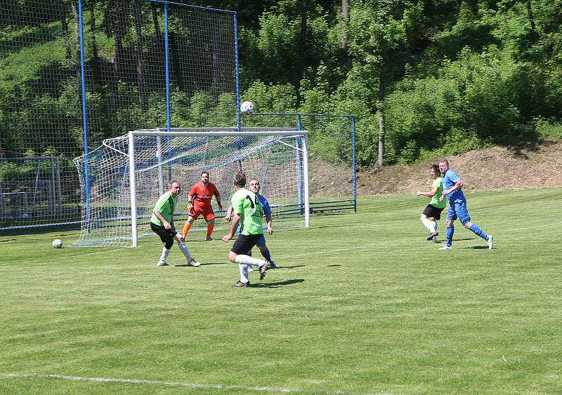 Fotbalisté Jasenné (modré dresy) smetli mužstvo Slopné 5:0.