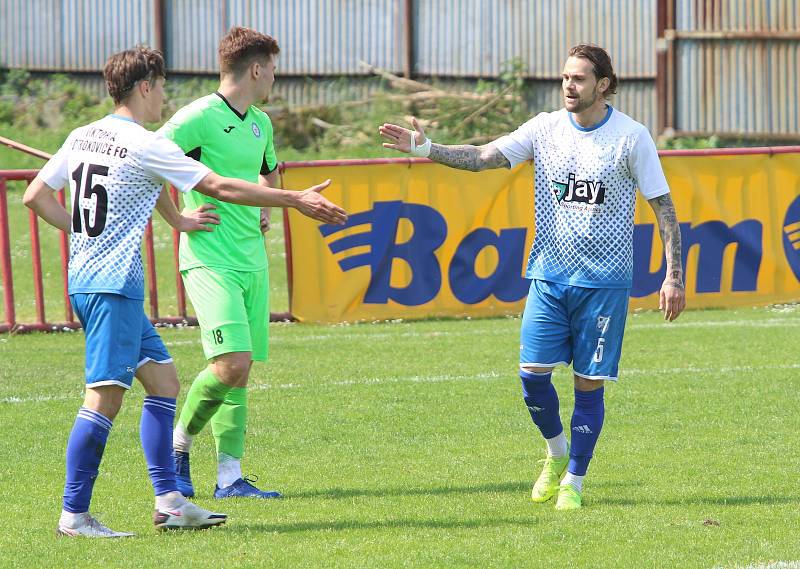 Fotbalisté Otrokovic (v bílých dresech) si v sobotu dokázali poradit s divizním Přerovem 4:2.