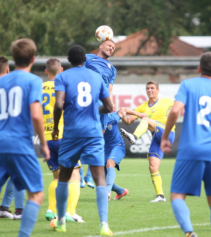 Fotbalisté Fastavu Zlín (ve žlutém) v pátečním přípravném zápase doma podlehli druholigovým Vítkovicím 0:1.