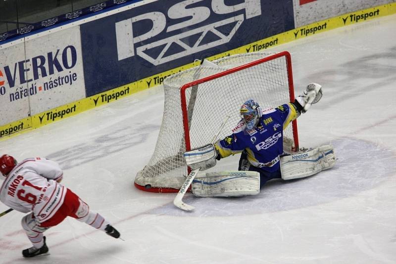 Extraligoví hokejisté Zlína (v modrém) ve druhém semifinále play off s Třincem.