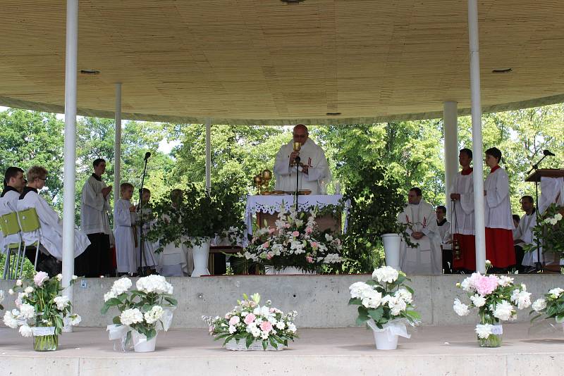 V neděli 18. června 2017 zaplnili park Komenského ve Zlíně věřící ze zlínské farnosti sv. Filipa a Jakuba, aby oslavili významný svátek, tzv. Boží Tělo. Slavnostní mše svatá začala v 10 hodin dopoledne v parkovém altánku. Po ní následovalo požehnání celém