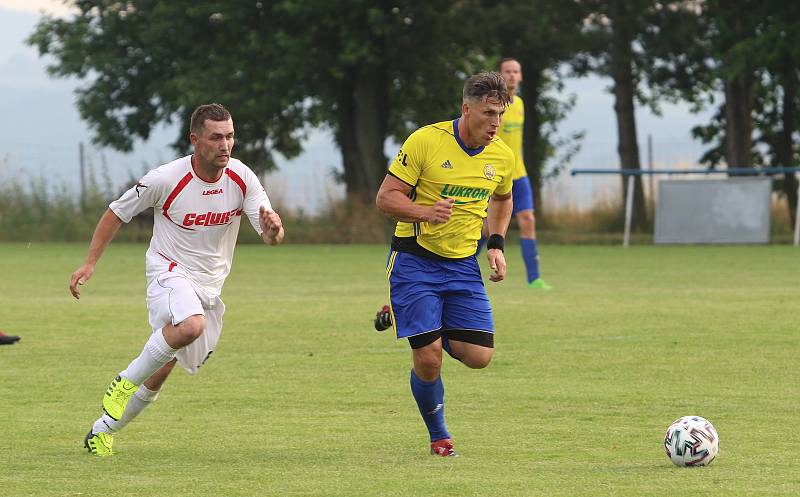 Fotbalisté Luhačovic (ve žlutých dresech) zvítězili na hřišti Sokola Veselá 4:3.