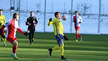 Fotbalisté Zlína (žluté dresy) v sobotním přípravném zápase zdolali třetiligovou Hanáckou Slavii Kroměříž 2:0.