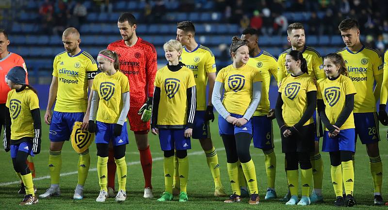 Fotbalisté Zlína (žluté dresy) v úvodním jarním zápase remizovali s Baníkem Ostrava.