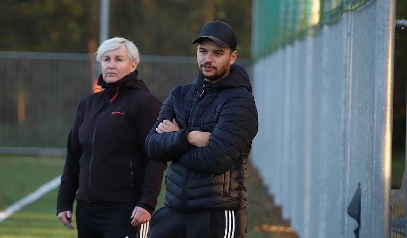 Fotbalistky Zlína (žluté dresy) v posledním podzimním zápase druhé ligy žen prohrály na Vršavě se Spartou Praha B 1:4 a přezimují poslední.