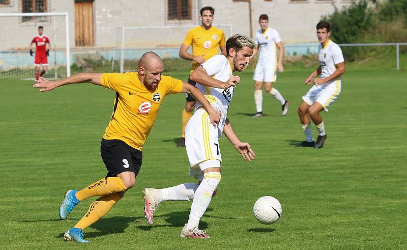 Fotbalisté Zlína B (bílé dresy) v 6. kole MSFL prohráli v Rosicích 1:2.