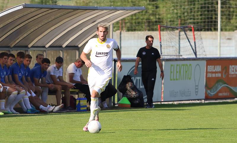 Fotbalisté Zlína B (bílé dresy) v 6. kole MSFL prohráli v Rosicích 1:2.