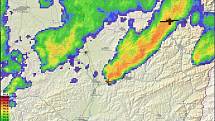 Radarové odrazy přeháněk a bouřek (černé značky jsou bleskové výboje) nad Zlínským krajem v době 15:35 SELČ,  pozice křížku na ulici Tečovská.
