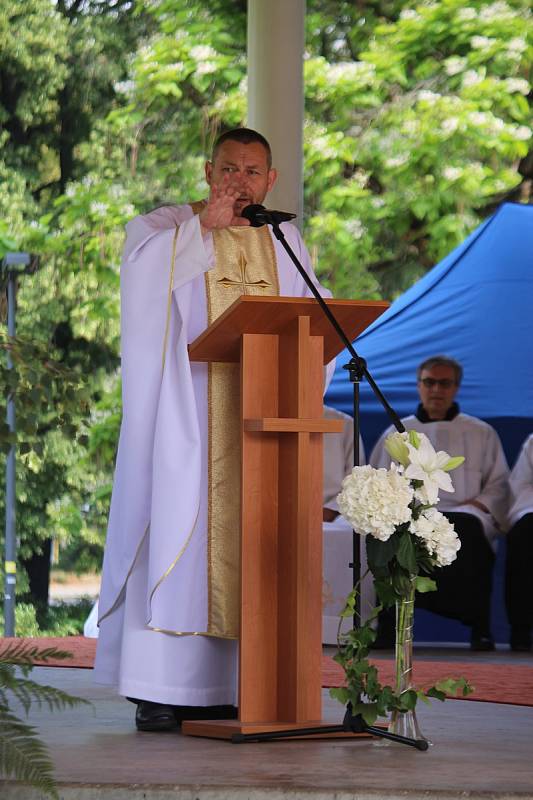 Mše svatá k svátku Těla a Krve Páně ve zlínském Parku Komenského. 23.6.2019