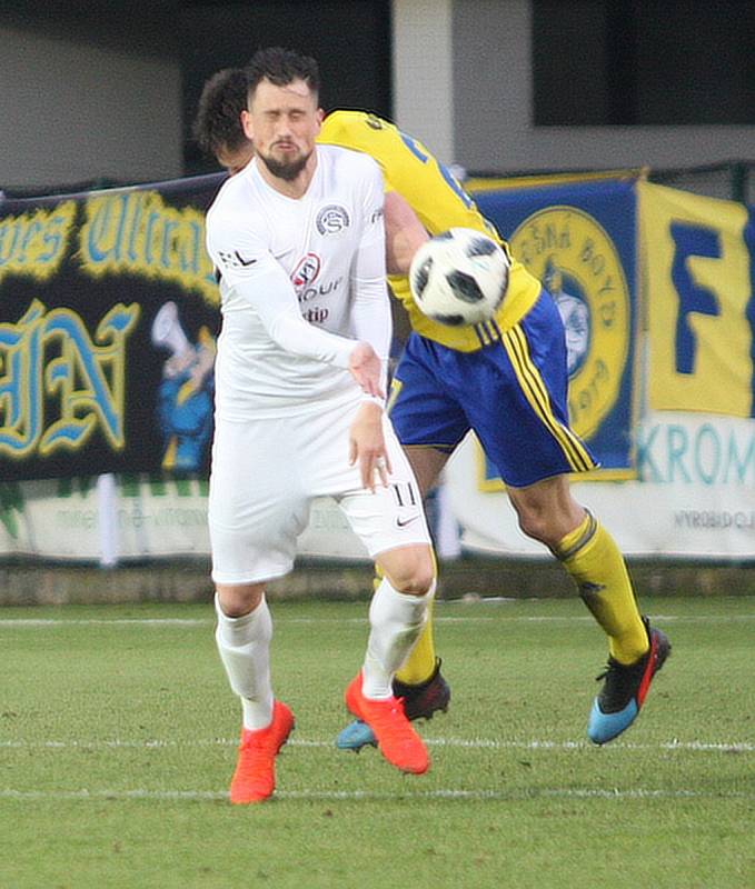 Fotbalisté Zlína (žluté dresy) v úvodním jarním kole v rámci 20. kola FORTUNA:LIGY doma v derby podhledli Slovácku 0:1