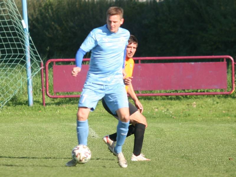 Fotbalisté Louk v rámci 10. kola I. B třídy skupiny B dokázali porazit Chropyněi 3:1, díky třem trefám Sebastiána Kuny.