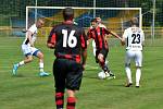 Fotbalisté Kvasic (v bílém) ve druhém kole krajského přeboru před početnou hodovou návštěvou porazili nováčka z Francovy Lhoty vysoko 5:0.