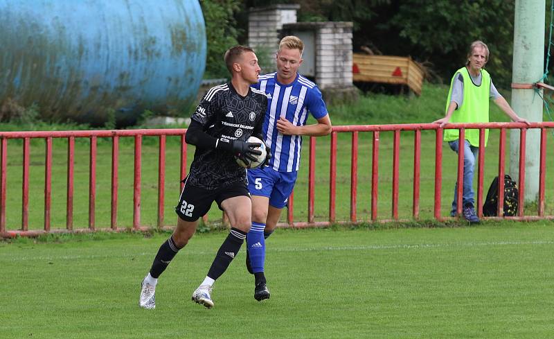 Fotbalisté Kvítkovic (modro-bílé dresy) v Mol Cupu prohráli s Třincem 1:5.