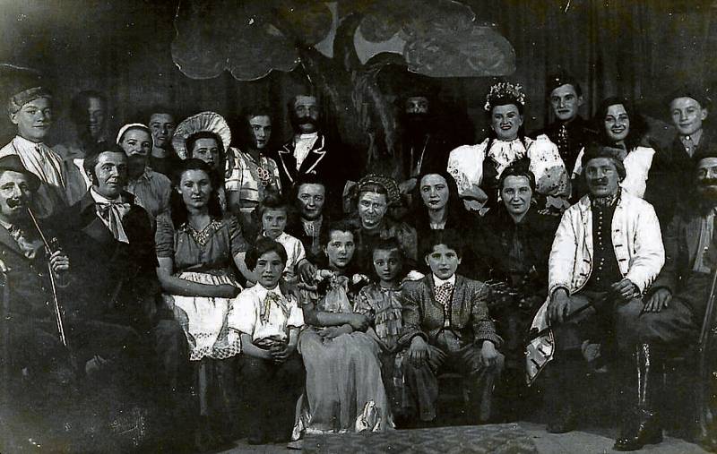 SIDONIE, 1963. Amatérské divadlo v Sidonii. Na snímku jsou herci tehdejšího představení Babička.