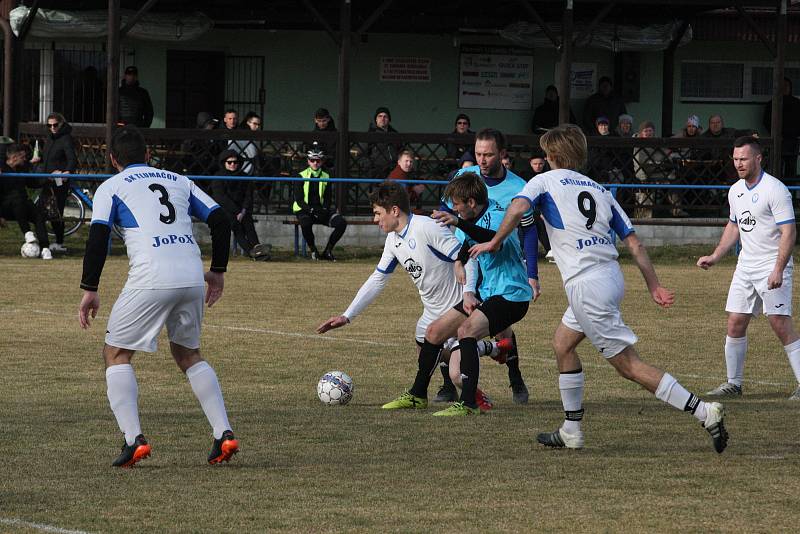 Fotbalisté Tlumačova (bílé dresy) v dohrávce 11. kola krajské I. B třídy skupiny C podlehli Polešovicím 0:2.