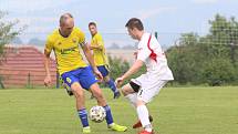 Fotbalisté Luhačovic (ve žlutých dresech) zvítězili na hřišti Sokola Veselá 4:3.