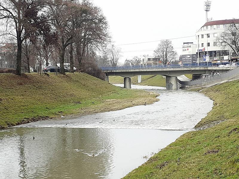 Zakalená Dřevnice vylekala obyvatele Zlína. Podle vodohospodářů nešlo o žádné znečištění.