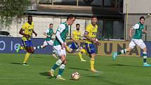 Fotbalisté Zlína (žluté dresy) zakončili letošní sezonu domácí remízou s Jabloncem 1:1.