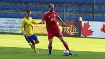 Fotbalisté Zlína B (žluté dresy) se v páteční předehrávce 11. kola MSFL utkali s rezervou Sigmy Olomouc.