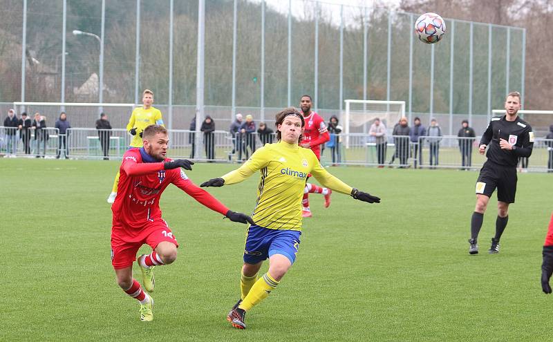 Fotbalisté Zlína (žluté dresy) na úvod zimní přípravy remizovali s druholigovou Líšní 2:2.