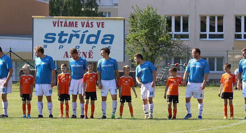 Fotbalisté Malenovic (růžové dresy) ve 26. kole krajské I. B třídy skupiny C podlehli Vlčnovu 1:2.