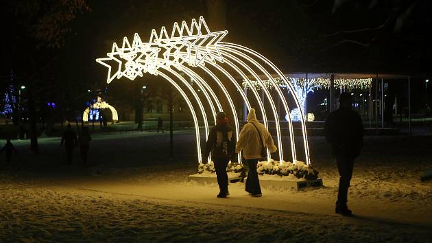 Vánoční osvětlení park Komenského ve Zlíně.