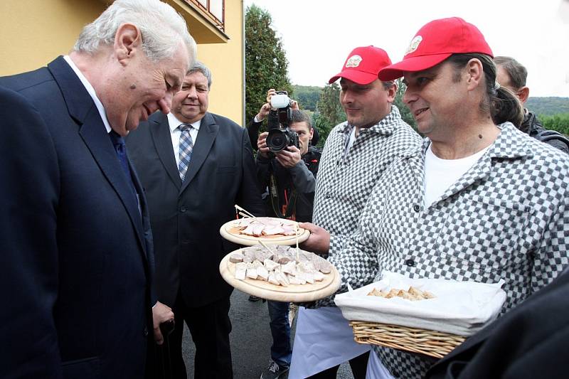 Návštěva prezidenta Miloše Zemana ve Zlínském kraji.  Velkořeznictví firmy Matula v Lechoticích.