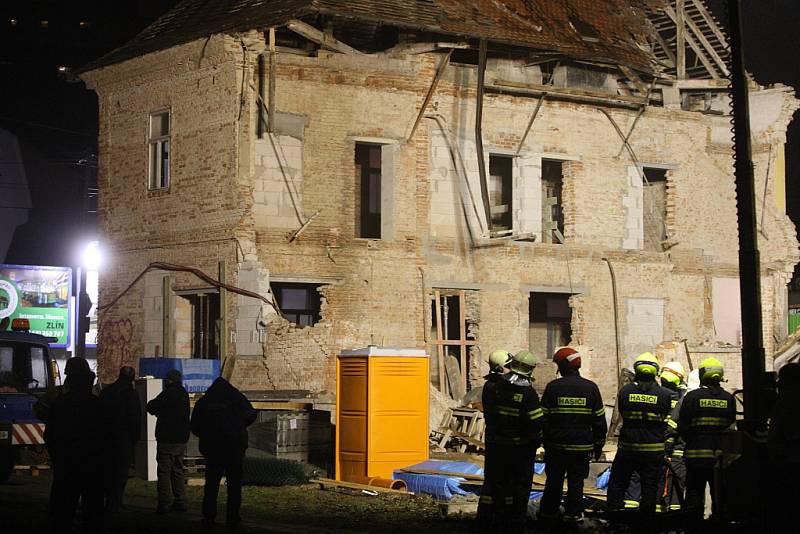 Strhávání střechy budovy na Sokolské ulici ve Zlíně.  